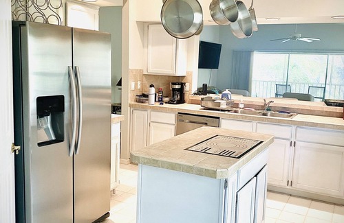 Kings Lake Condo | Modern 3 Bed Condo with Pool & Ocean View Near Beach