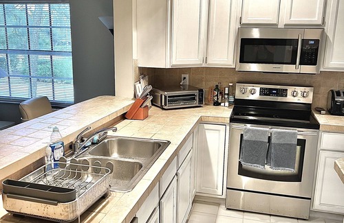 Kings Lake Condo | Modern 3 Bed Condo with Pool & Ocean View Near Beach
