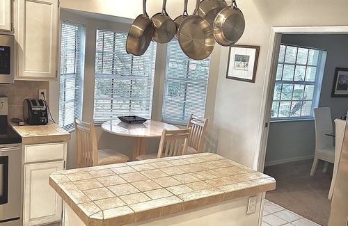 Kings Lake Condo | Modern 3 Bed Condo with Pool & Ocean View Near Beach