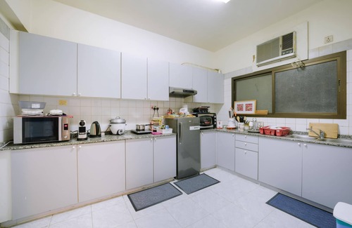 Dubai Condo | Modern 3BR Retreat in Dubai's Heart with Breakfast Included