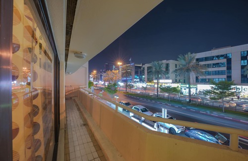 Dubai Condo | Modern 3BR Retreat in Dubai's Heart with Breakfast Included