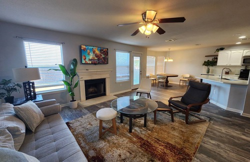 East MLK House | Spacious Modern 3BR w/Office w/Bed Central ATX