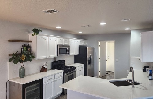 East MLK House | Spacious Modern 3BR w/Office w/Bed Central ATX