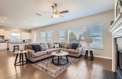 Cedar Park House | Spacious, Modern 4bd house with yard in tranquil Cedar Park near Avery Ranch