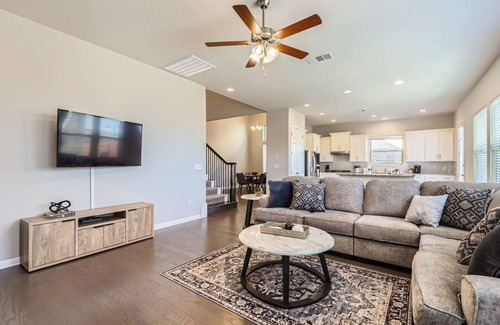 Cedar Park House | Spacious, Modern 4bd house with yard in tranquil Cedar Park near Avery Ranch