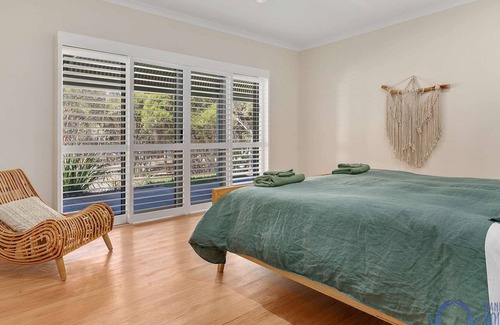 Herron House | Spacious, modern 4BR, 3 bathroom holiday home on the estuary