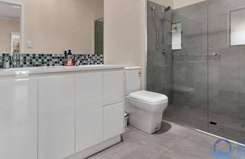 Herron House | Spacious, modern 4BR, 3 bathroom holiday home on the estuary