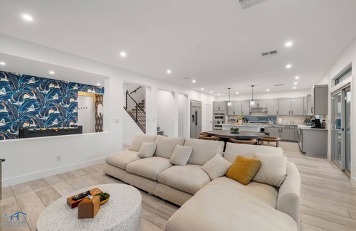 Enterprise House | Spacious/Modern 5bd Home, 15mins to Airport, 20mins to the strip,Pool & Jacuzzi!