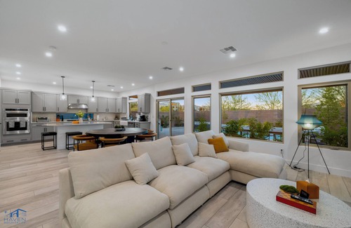 Enterprise House | Spacious/Modern 5bd Home, 15mins to Airport, 20mins to the strip,Pool & Jacuzzi!