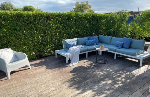 Mangawhai House | Spacious, modern, and central by the Seaside