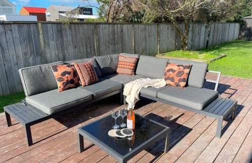 Mangawhai House | Spacious, modern, and central by the Seaside