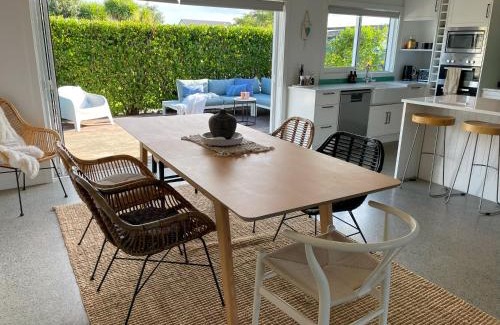 Mangawhai House | Spacious, modern, and central by the Seaside