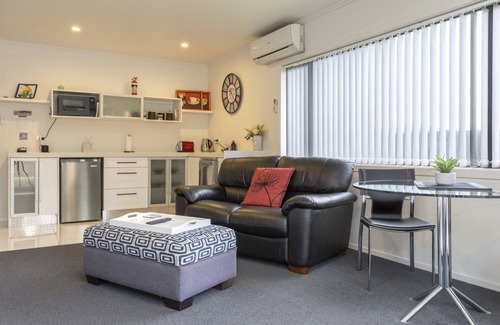 Motuoapa Apartment | Spacious, modern apartment situated just 3 mins from Lake Taupo. Dog friendly!
