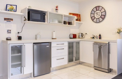 Motuoapa Apartment | Spacious, modern apartment situated just 3 mins from Lake Taupo. Dog friendly!