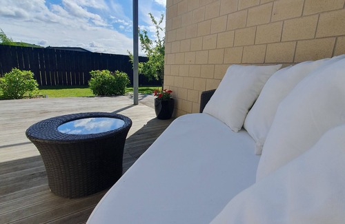 Motuoapa Apartment | Spacious, modern apartment situated just 3 mins from Lake Taupo. Dog friendly!
