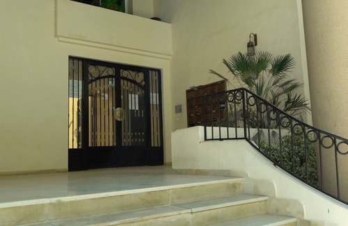 Cite Les Palmeraies Apartment | Modern Retreat with Kitchen, Pet-Friendly & Breakfast Options