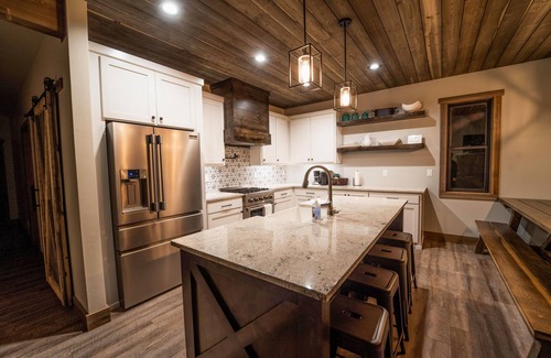 Ashton Cabin | Modern Cabin Retreat with 4 Suites, Hot Tub & Spa