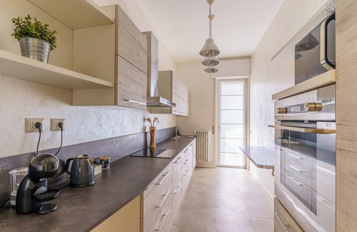 Bergamo House | Spacious & Modern Central Stay: Sleeps 6 + Private Parking