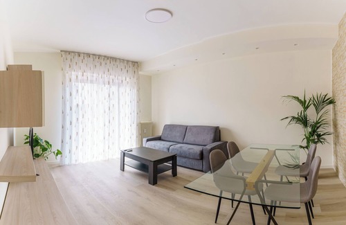 Bergamo House | Spacious & Modern Central Stay: Sleeps 6 + Private Parking