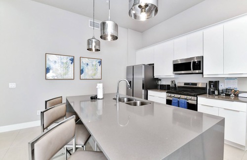 Reunion Hotel | Modern Condo with Rooftop Terrace & Pool Table near Disney