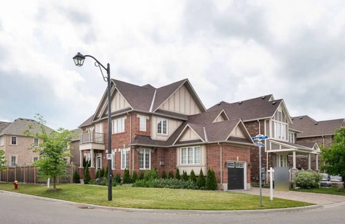 Halton Regional Municipality House | Spacious, Modern & Cozy home in Milton, Canada