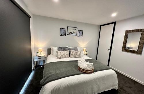 Pakenham House | Modern Family Retreat with Top-Rated Child-Friendly Amenities