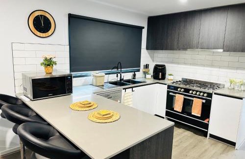 Pakenham House | Modern Family Retreat with Top-Rated Child-Friendly Amenities