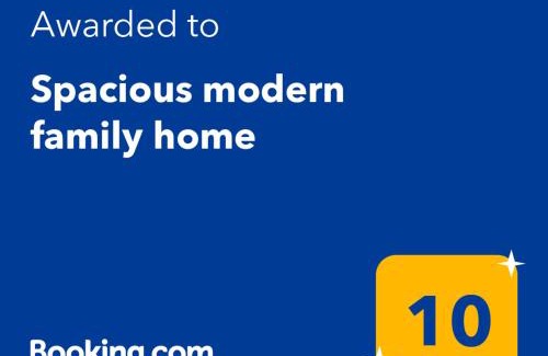 Pakenham House | Modern Family Retreat with Top-Rated Child-Friendly Amenities