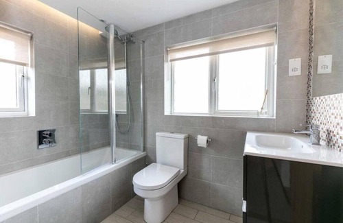 Cherry Hinton House | Modern Garden Family Home with Child-Friendly Amenities