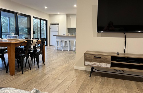 Loch Sport House | Modern Gem with Pool, Spa & Free Wi-Fi Near Beach