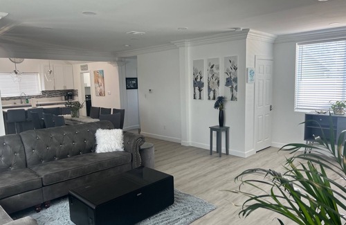 Westminster House | Modern Grey Home with Ocean View & Guest Rated 9.8/10