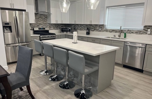 Westminster House | Modern Grey Home with Ocean View & Guest Rated 9.8/10