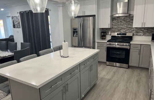Westminster House | Modern Grey Home with Ocean View & Guest Rated 9.8/10