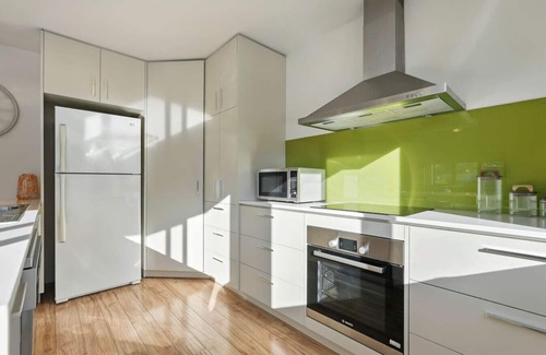 Geilston Bay House | Spacious Modern Home