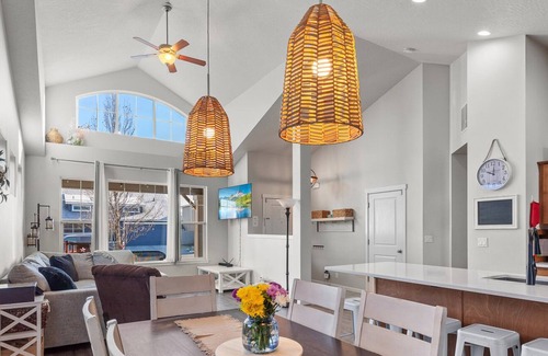 Coeur d'Alene House | Coeur d'Alene: Ideal Family Retreat with Breakfast & Kitchen