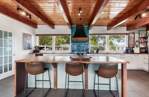 Okanagan-Similkameen House | Ideal Family Retreat with Spa, Pool & Ocean Views