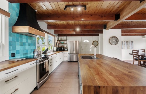 Okanagan-Similkameen House | Ideal Family Retreat with Spa, Pool & Ocean Views