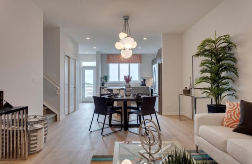 Southeast Calgary House | Modern Home with King Bed & Office - Guest Rated 9.9