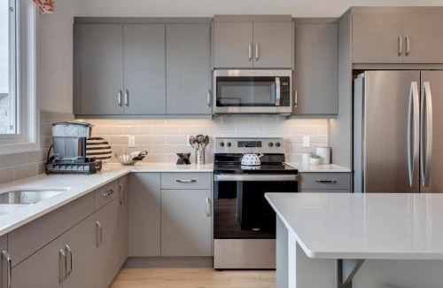 Southeast Calgary House | Modern Home with King Bed & Office - Guest Rated 9.9