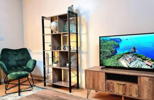 Birstall House | Modern House with Great Transport Links & Pet-Friendly Stays
