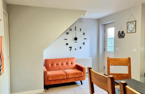 Birstall House | Modern House with Great Transport Links & Pet-Friendly Stays