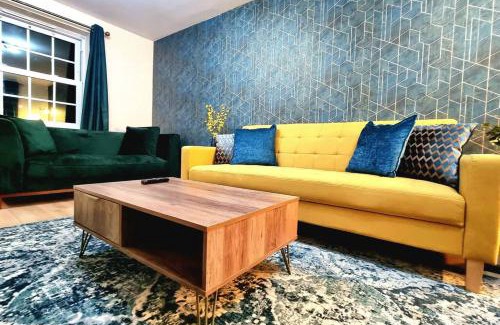Birstall House | Modern House with Great Transport Links & Pet-Friendly Stays