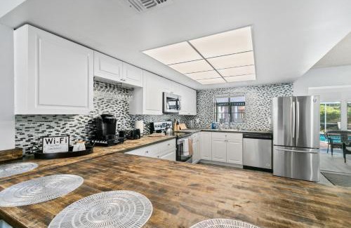 Whitfield House | Modern House with Private Heated Pool and Ocean View