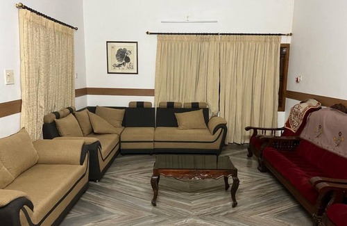 Irinjalakuda House | Modern Family-Friendly Retreat with Unique Amenities