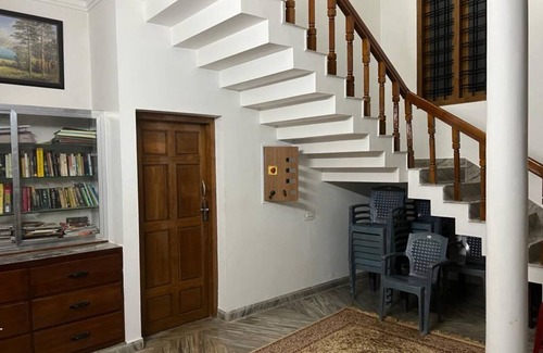 Irinjalakuda House | Modern Family-Friendly Retreat with Unique Amenities