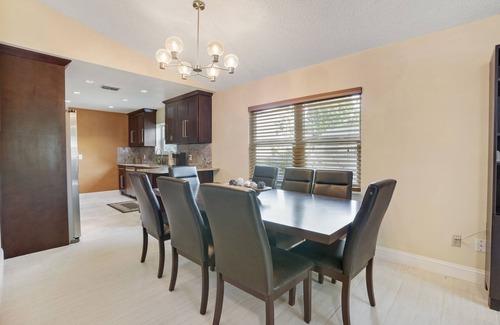 Sun Bay South House | Modern Private Hideaway with Spa & Breakfast in Central Location