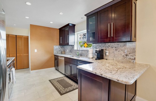 Sun Bay South House | Modern Private Hideaway with Spa & Breakfast in Central Location