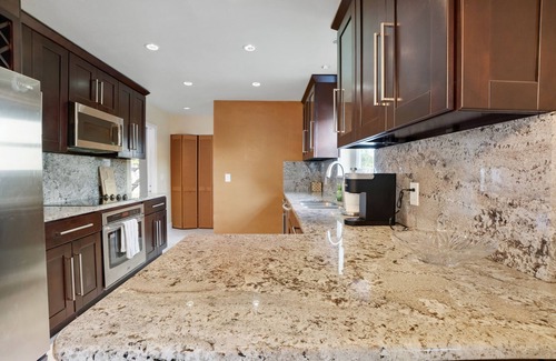 Sun Bay South House | Modern Private Hideaway with Spa & Breakfast in Central Location