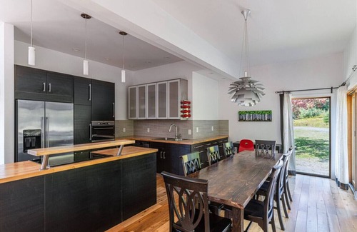 New Kingston House | Exclusive 4BR Mountain Retreat with Pet-Friendly Amenities