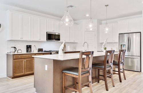 Pumpkin Center House | Modern Retreat Steps from Historic Downtown - 10/10 Rated!